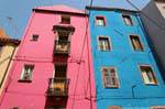 Bosa, Vicolo della Scuda, rosa e blu facciata anteriore, Sardegna.
