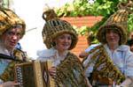 Sorriso e fisarmonica, Nuoro, Festa del Redentore, abito tradizionale di verdure, Sardegna.