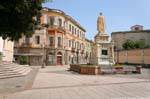 Palazzo di fronte alla statua della giudicessa Eleonora Piazza, Oristano, Sardegna.