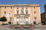 Oristano, Piazza Eleonora, statua e San Vincenzo, Sardegna.