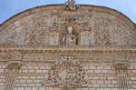 Statua di San Nicola sulla facciata barocca, la Cattedrale di San Nicola, facciata Museo del Tesoro, Sassari, Sardegna.