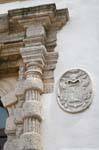 Sassari, Palazzo del Barone Uzzini, medaglione e colonna dettaglio, Sardegna.