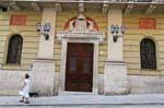 Sassari, Piazza Italia, la donna con il cane, Sardegna.
