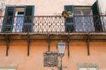 Sassari, Piazza Tola, uno stemma sotto un balcone, Sardegna.