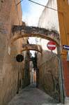 Sassari, via Margherita di Castelvì, archi di sostegno della corsia vietata, Sardegna.