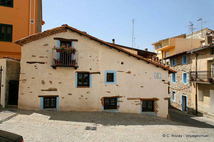 Fonni, una casa tradizionale in Piazza Secchi - Sardegna