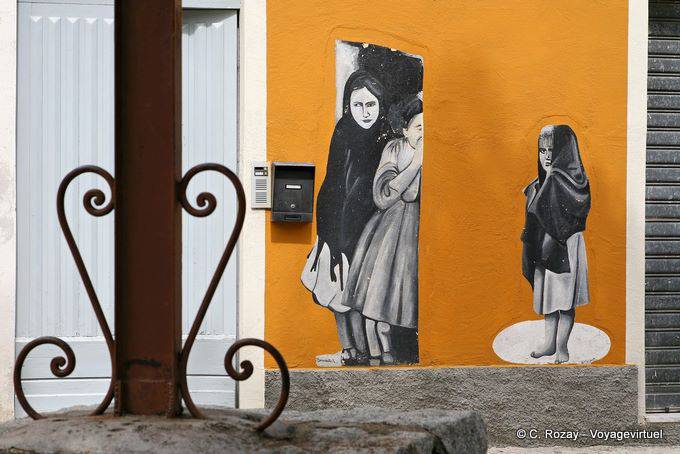 Orgosolo, i bambini giocano a nascondino, murale - Sardegna