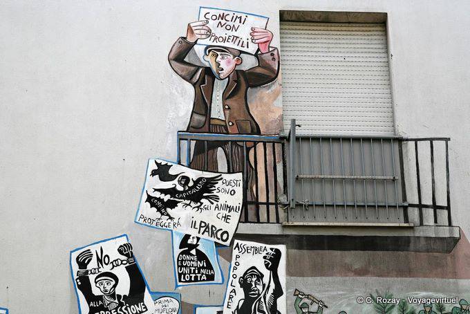 Orgosolo, il contestatore dipinge sul balcone finto - Sardegna