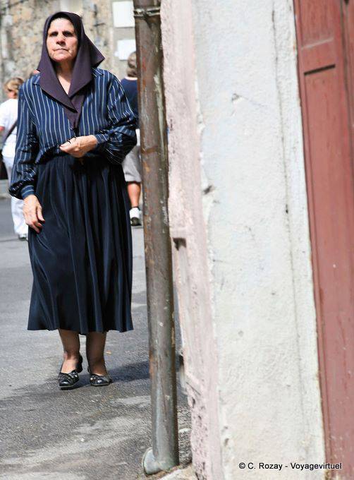 Orgosolo, femminile costume tipico - Sardegna