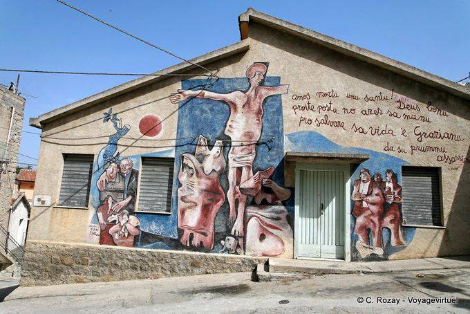 Orgosolo, Deus Bonu, murale sulla facciata di una casa - Sardegna