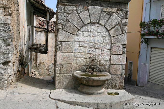 Orgosolo, una fontana, via Sos Cantaros - Sardegna