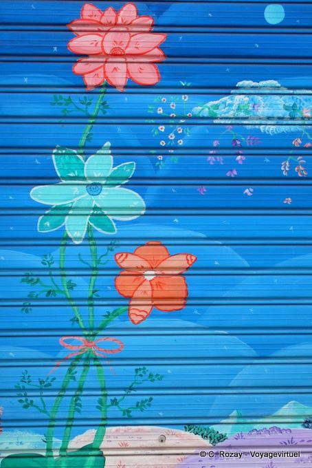 Orgosolo, porta del garage dipinto con fiori - Sardegna