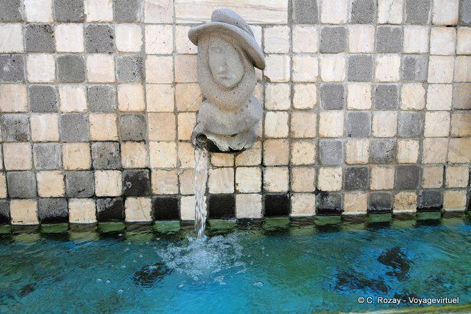 Tinnura, close-up su un particolare della fontana dello Zodiaco - Sardegna
