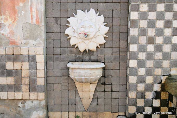 Tinnura, lavello sole fontana Zodiac - Sardegna