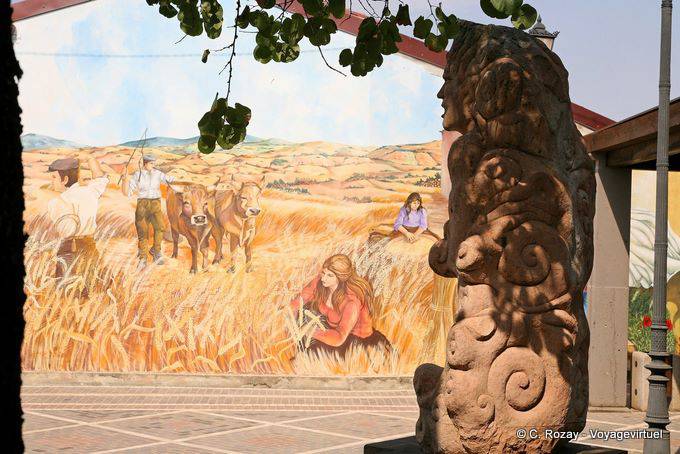 Tinnura, Piazza del Municipio, la statua di fronte al palco della coltura - Sardegna