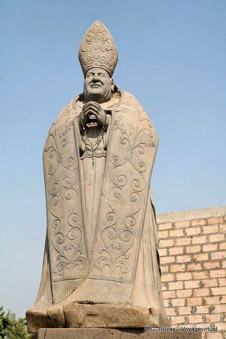 Tinnura, Piazza del Papa, la statua di Giovanni XXIII - Sardegna