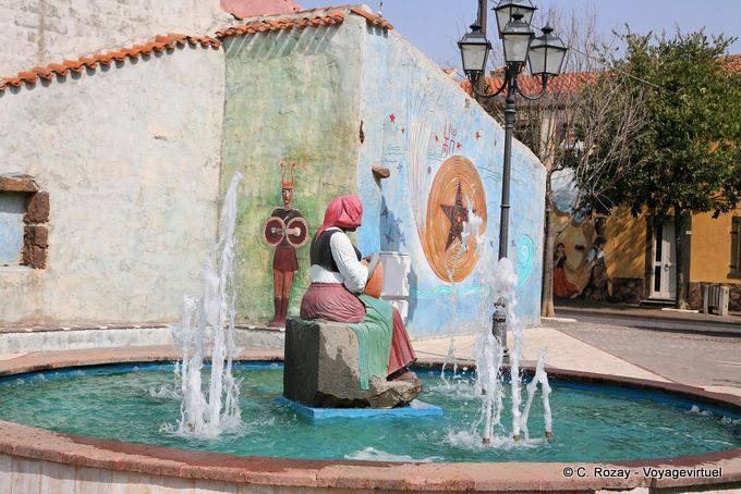Tinnura, fontane sulla Piazza del Sole - Sardegna