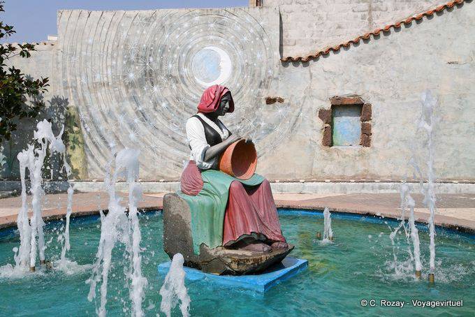 Tinnura, Piazza del Sole, la statua della fontana - Sardegna