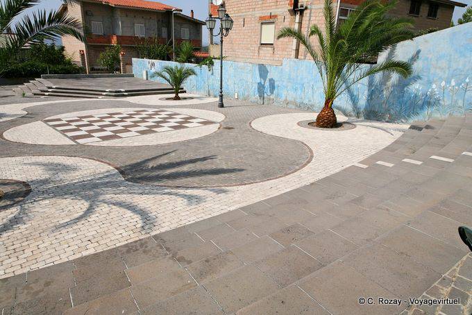 Tinnura, Piazza del Sole, il mosaico in marmo bianco di Orosei, sposata al grigio basalto - Sardegna