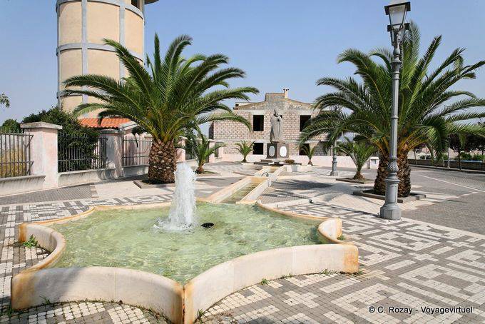 Fontana Tinnura in Piazza Giovanni XXIII - Sardegna