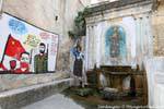Orgosolo, fontana e storia Cunzimu Stella, murale, Sardegna.