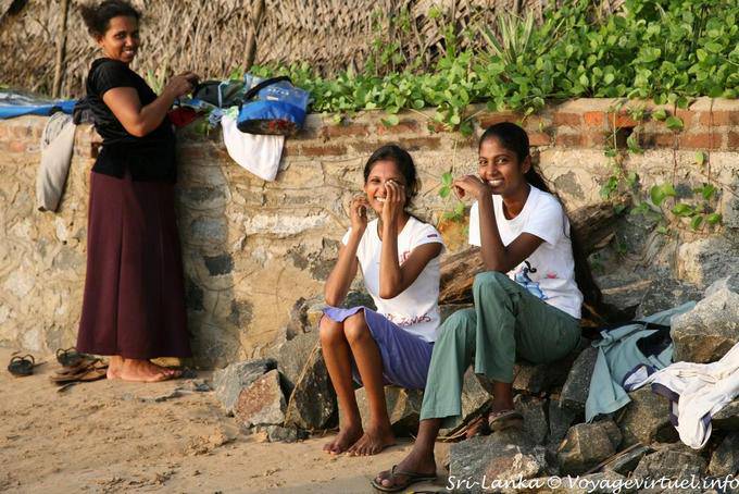 Hilarious famiglia singalese sulla spiaggia, Beruwela - Ceylon Sri Lanka