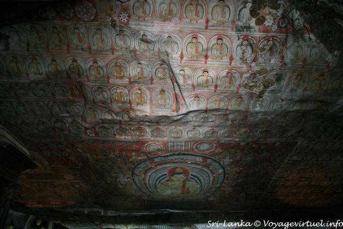Soffitto dipinto delle figure buddiste grotta, il Tempio d'oro di Dambulla - Ceylon Sri Lanka