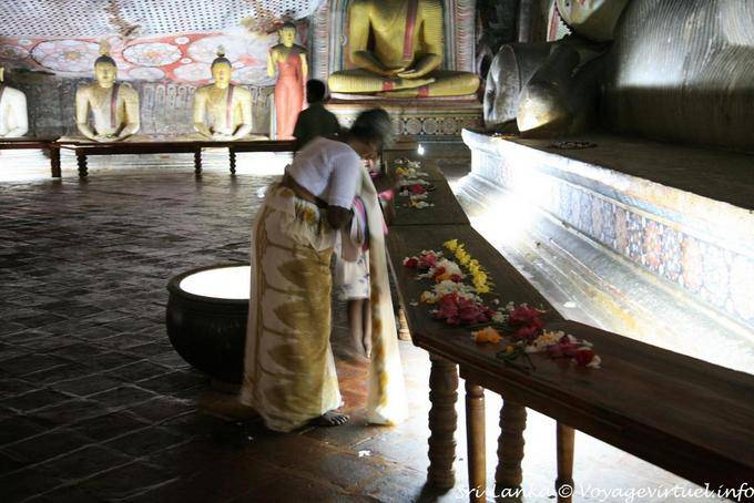 Offerte e preghiere al parinirvana Buddha, Raja Maha Vihara, Dambulla - Ceylon Sri Lanka