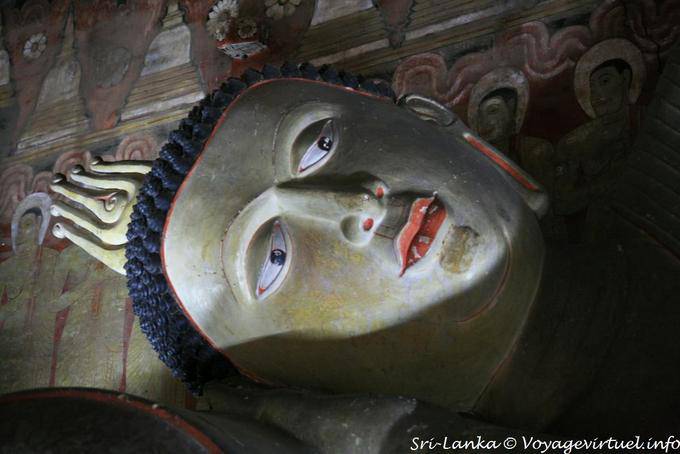 Testa e situata accanto al Buddha, Devaraja lena, Dambulla - Ceylon Sri Lanka