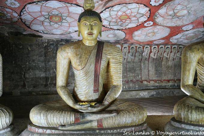 Soffitto loto stilizzata e Buddha in meditazione, tempio Dambulla grotta - Ceylon Sri Lanka