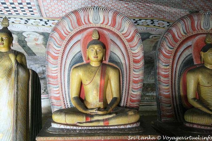Seduti immagine Buddha a Maharajalena Cave, Golden Rock Temple, Dambulla - Ceylon Sri Lanka