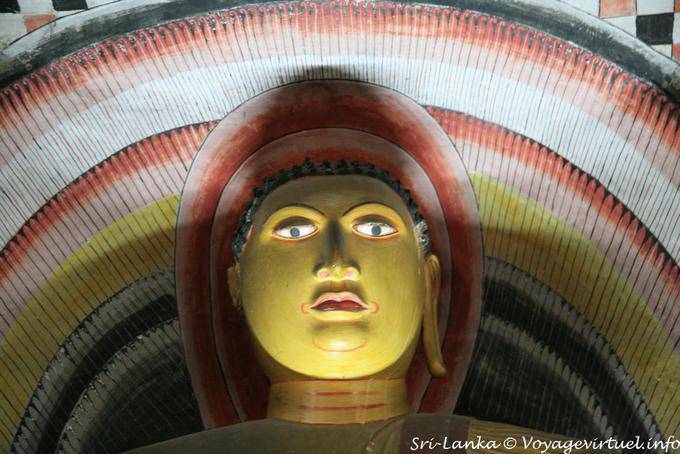Considerate il Buddha in cielo arcobaleno Maharajalena Cave, Tempio d'oro, Dambulla - Ceylon Sri Lanka