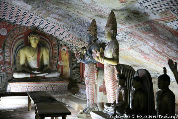 Figure del Bodhisattva Maitreya, Grotta dei Grandi Re, Dambulla - Ceylon Sri Lanka