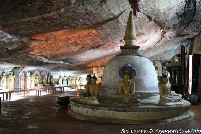 Stupa nella grotta Maharaja Lena, Dambulla - Ceylon Sri Lanka