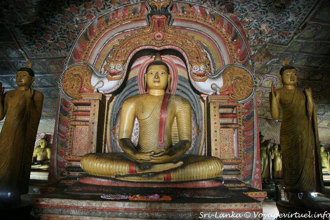 Buddha sotto l'arco del Drago, Maha Viharaya ALUT, Golden Rock Temple, Dambulla - Ceylon Sri Lanka