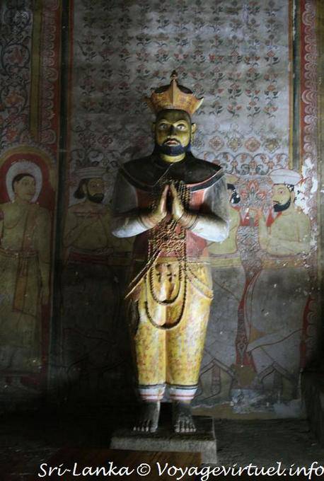 Statua del re Nissanka Malla, Maha Viharaya ALUT, Tempio d'oro, Dambulla - Ceylon Sri Lanka
