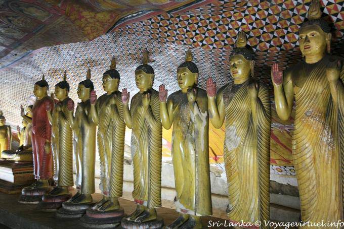 Allineamento dei piedi Buddha Cave # 3, Nuovo Grande Tempio, Dambulla - Ceylon Sri Lanka