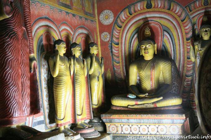 Maha Viharaya ALUT, Buddha seduto con il Tempio aura Golden Rock, Dambulla - Ceylon Sri Lanka