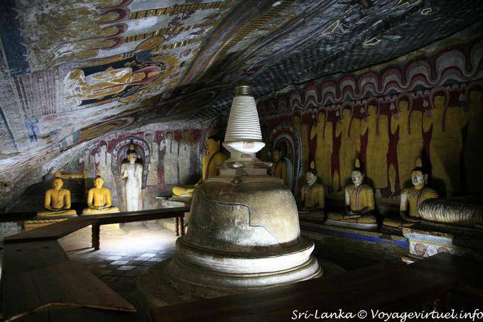 Pacchima Viharaya grotta con mini stupa, tempio Dambulla grotta - Ceylon Sri Lanka
