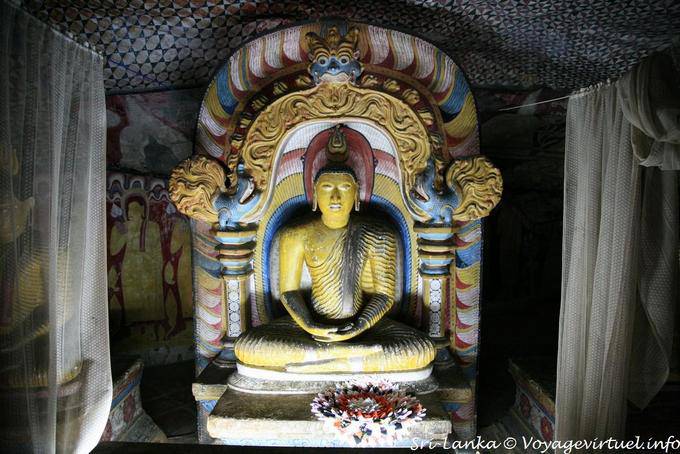 Figure del drago su Makara Torana, Pacchima Viharaya, Tempio d'oro, Dambulla - Ceylon Sri Lanka