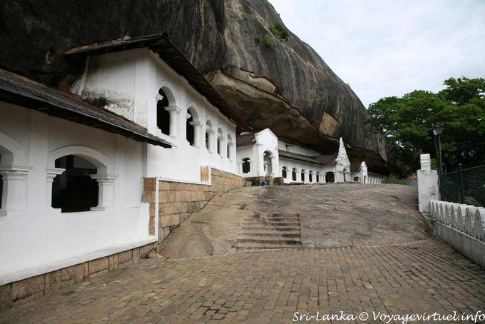 Vista della roccia della Grotta Tempio del sito dalla terrazza della grotta n ° 5, Dambulla - Ceylon Sri Lanka