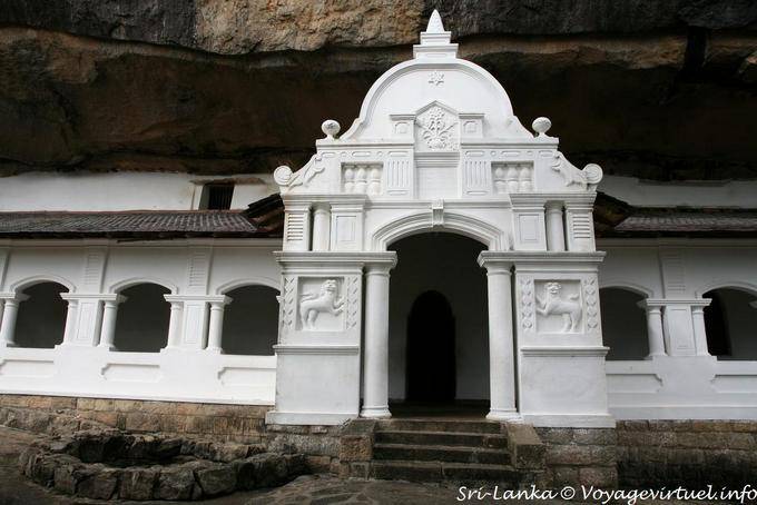 Facciata di una grotta con i leoni scolpiti, Tempio della Roccia d'Oro, Dambulla - Ceylon Sri Lanka