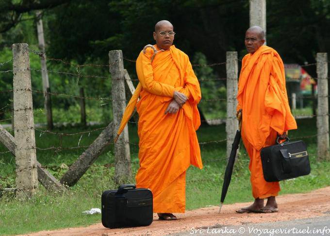 Moines en robe couleur safran, à valise et parapluie, Dambulla, Ceylon Sri Lanka