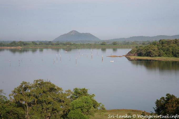 Tranquillità delle acque del lago Kandalama, Dambulla Heritance - Ceylon Sri Lanka