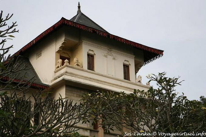 Casa con sculture di Leone sul balcone, Kandy - Ceylon Sri Lanka