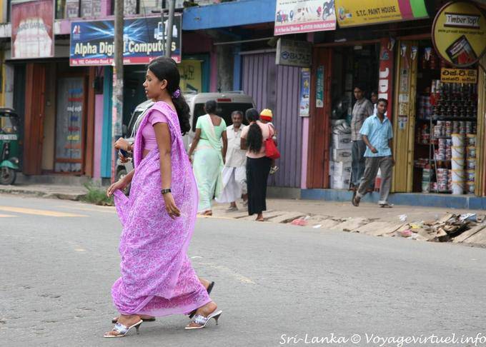 Donna in sari e tacchi alti in una strada a Kandy - Ceylon Sri Lanka