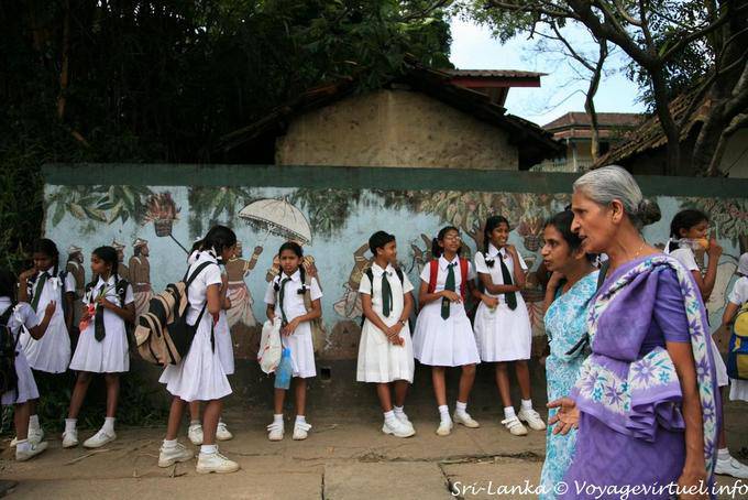 Ragazze in uniforme all'uscita della scuola, Kandy - Ceylon Sri Lanka