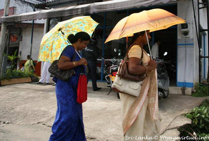 Saris sotto gli ombrelli al sole, Kandy - Ceylon Sri Lanka