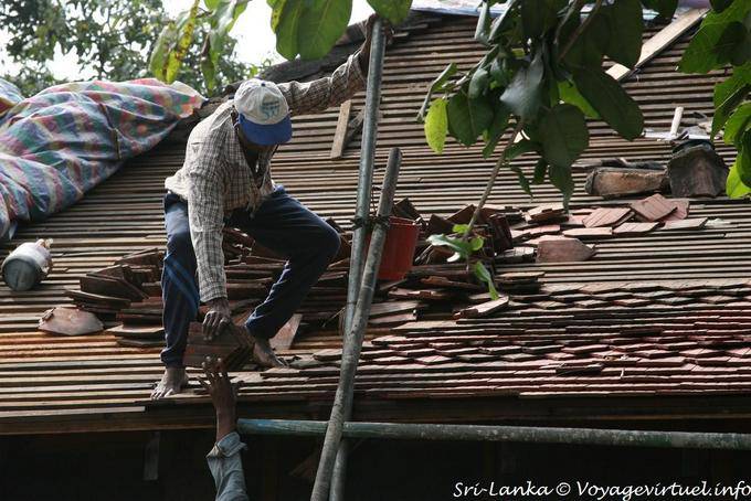 Sri Lanka roofer lavorando su un tetto, Kandy - Ceylon Sri Lanka