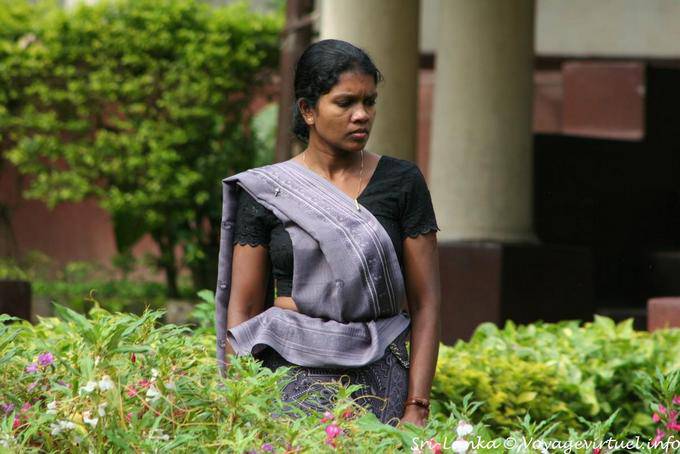 Giovane donna in sari grigio in un giardino, Kandy - Ceylon Sri Lanka